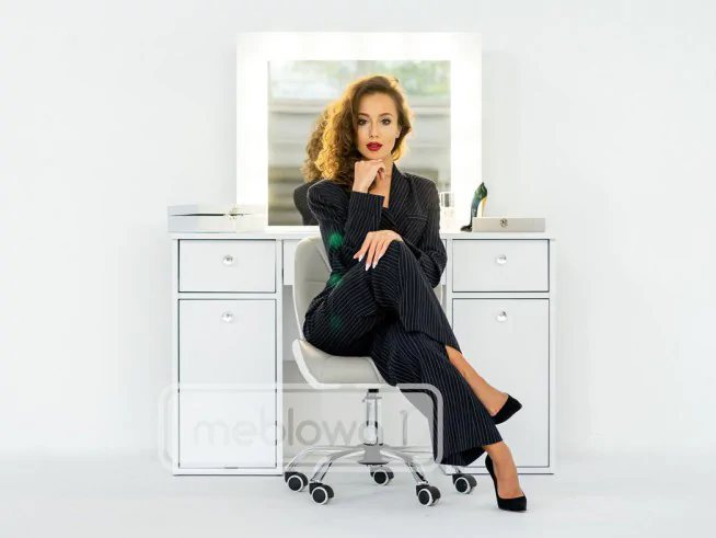 Toaletka kosmetyczna z kryształowymi gałkami Aria 12 Led w stylu glamour