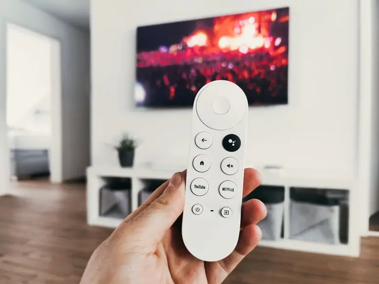 biała szafka pod telewizor w skandynawskim salonie