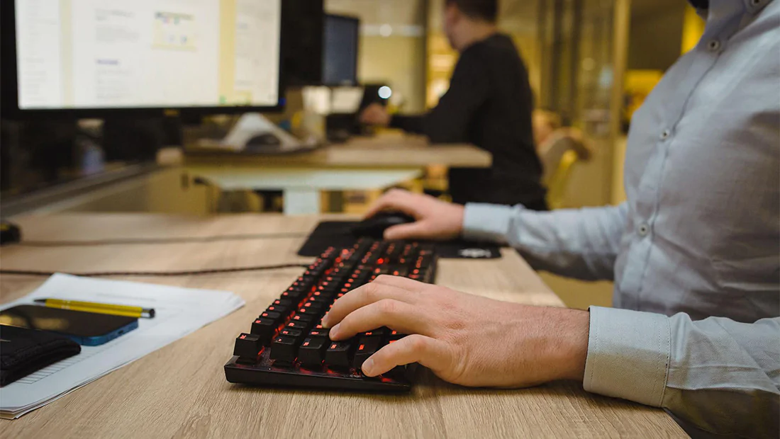 Agencja Click Ledaers z meblami z Meblowej1